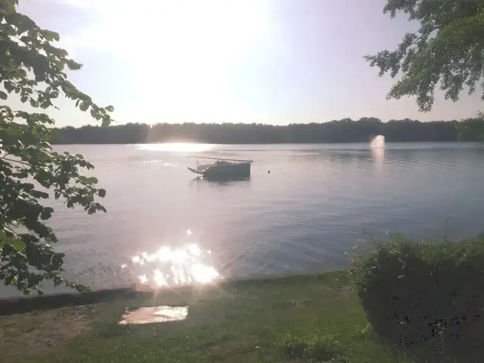 łódź na jeziorze